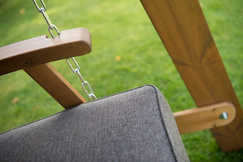 Hillerstorp Dalom -keinu - Ruskea - Puutarhakalusteet - Ulkosohva & puutarhapenkki - Pihakeinu & puutarhakeinu