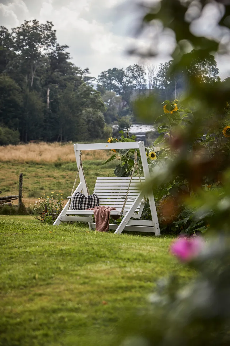 Hillerstorp Marstrand -keinu - Valkoinen - Puutarhakalusteet - Ulkosohva & puutarhapenkki - Pihakeinu & puutarhakeinu