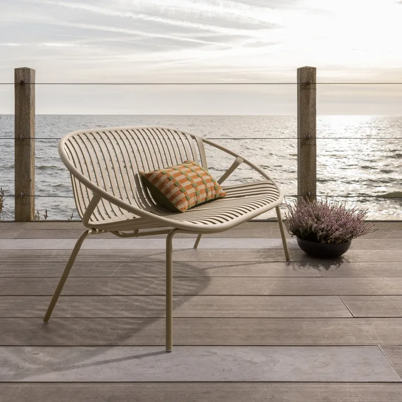 Penkki Bruce 134 cm ulkokäyttöön - Hiekka - Puutarhakalusteet - Ulkosohva & puutarhapenkki - Puutarhapenkki & ulkopenkki