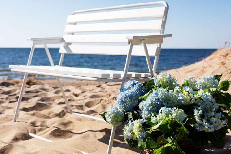 Penkki Retro 2:n ist valkoinen - Varax - Puutarhakalusteet - Ulkosohva & puutarhapenkki - Puutarhapenkki & ulkopenkki