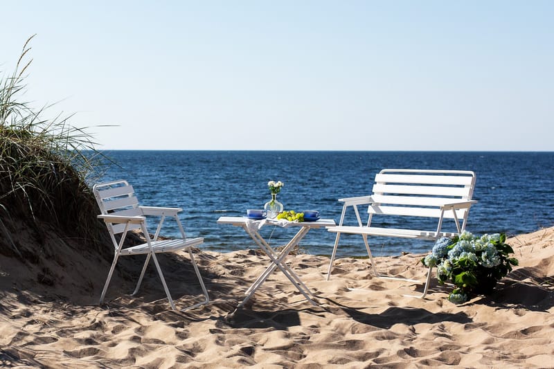 Penkki Retro 2:n ist valkoinen - Varax - Puutarhakalusteet - Ulkosohva & puutarhapenkki - Puutarhapenkki & ulkopenkki