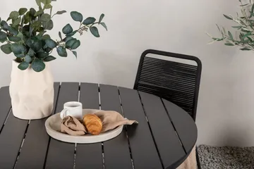 Break pyöreä ulkoruokailuryhmä 120 cm + 4 pinottavaa Lindos-tuolia - Musta - Puutarhakalusteet - Ulkoryhmä - Ruokailuryhmät ulos