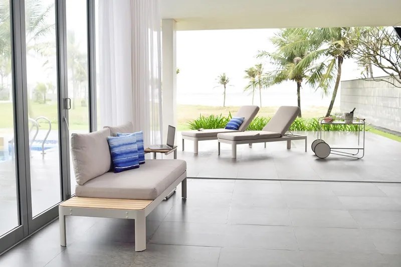 Aurinkosänky Portals Pehmusteella - Valkoinen / Puu - Puutarhakalusteet - Puutarhatuoli - Aurinkosänky & aurinkovaunu