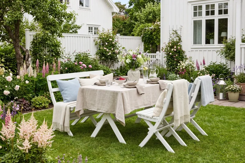 Landet ulkoruokailuryhmä 118x70x74 cm, sohva ja 2 kokoontaitettavaa tuolia - Valkoinen - Puutarhakalusteet - Ulkoryhmä - Ruokailuryhmät ulos