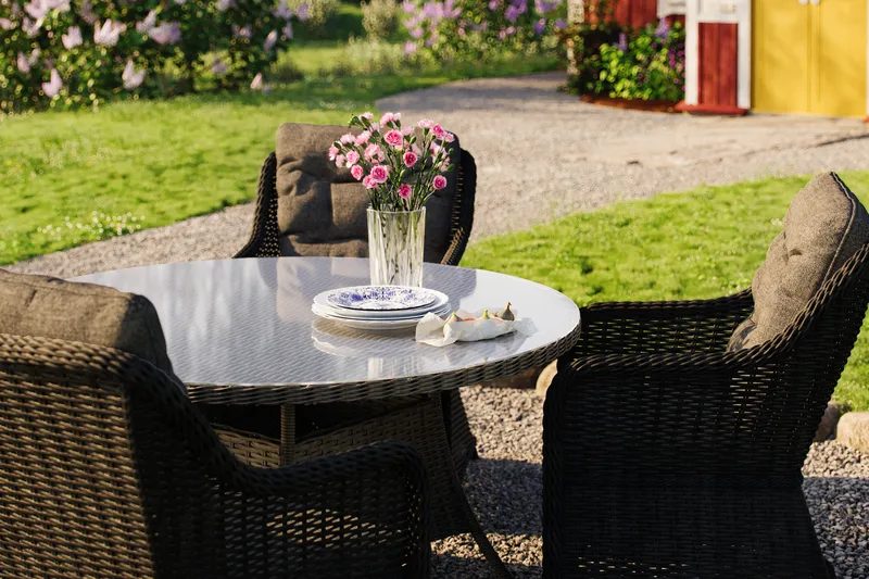 Ruokailuryhmä Marcus Ø140 + 4 Nojatuolia + pehmusteet - Musta - Puutarhakalusteet - Ulkoryhmä - Ruokailuryhmät ulos