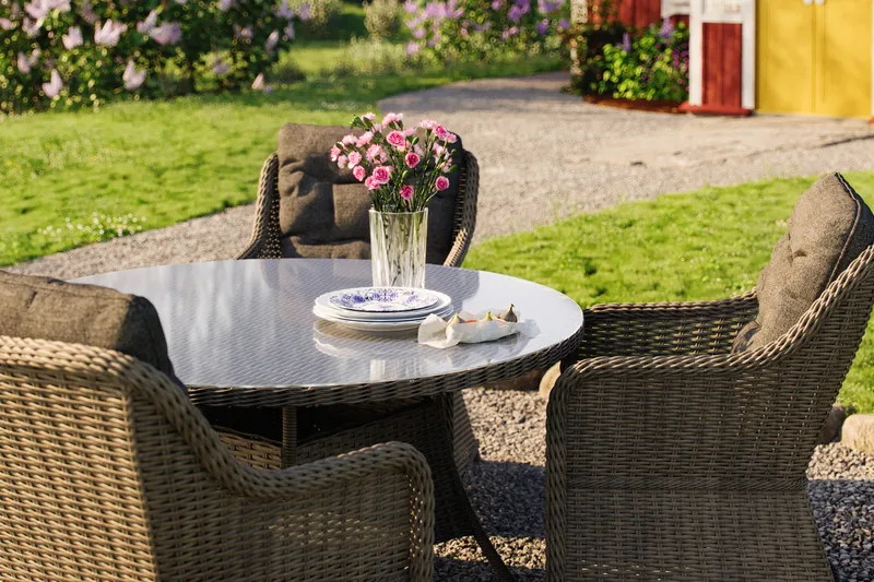 Ruokailuryhmä Marcus Ø140 + 4 Nojatuolia + pehmusteet - Harmaa - Puutarhakalusteet - Ulkoryhmä - Ruokailuryhmät ulos