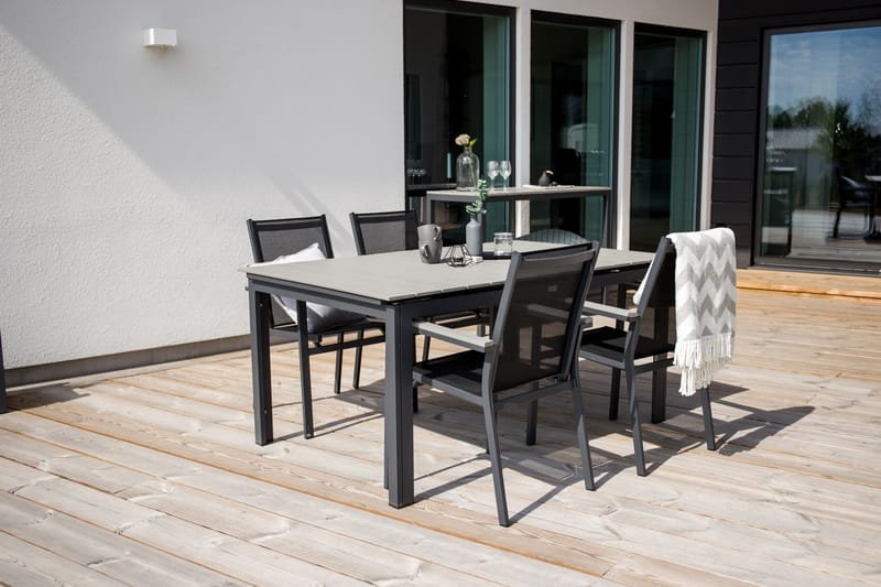 Ruokailuryhmä Levels Jatk 160 cm 4 Parma tuolia - Musta/Harmaa - Puutarhakalusteet - Ulkoryhmä - Ruokailuryhmät ulos