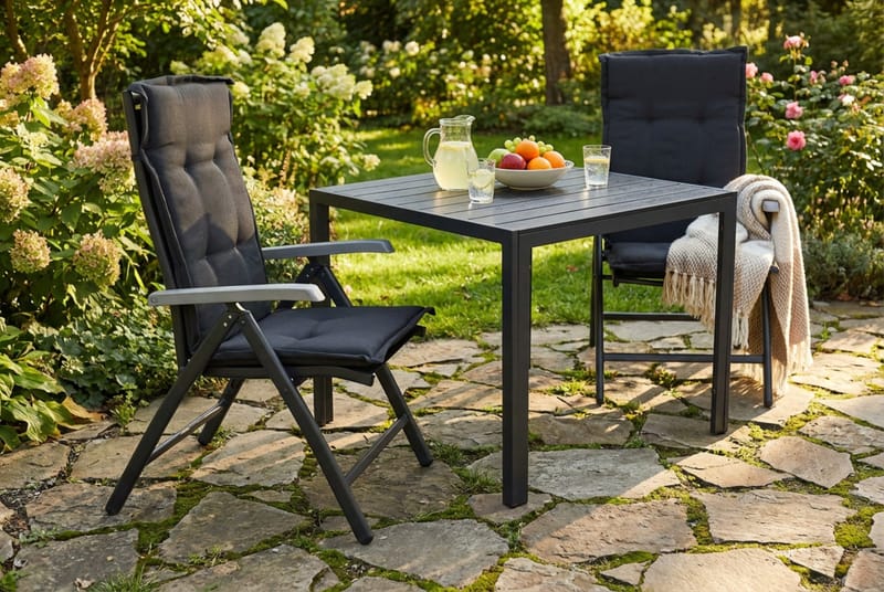 Ruokailuryhmä Tunis 90x90 2 Monaco säätötuolia Pehmusteet - Musta/Musta/Harmaa - Puutarhakalusteet - Ulkoryhmä - Ruokailuryhmät ulos