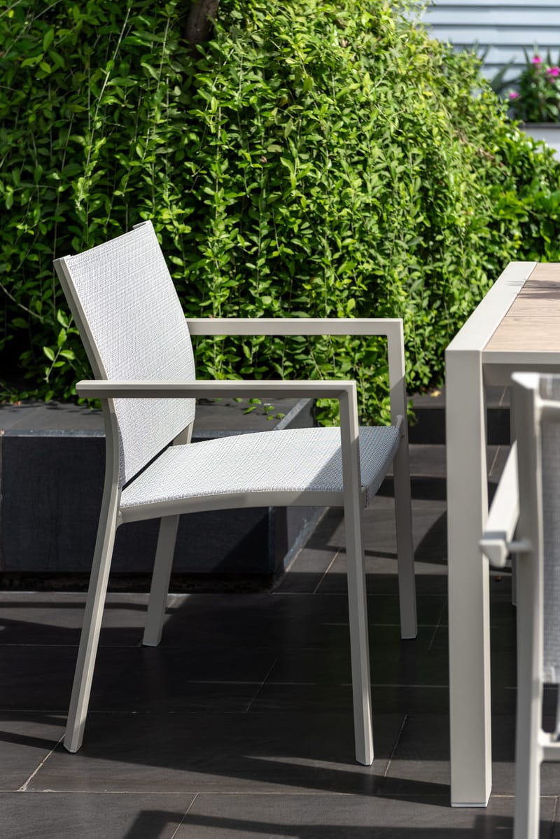 Urbanite Ulkoruokailuryhmä 160 cm 4 käsinojatuolia - Harmaa - Puutarhakalusteet - Ulkoryhmä - Ruokailuryhmät ulos