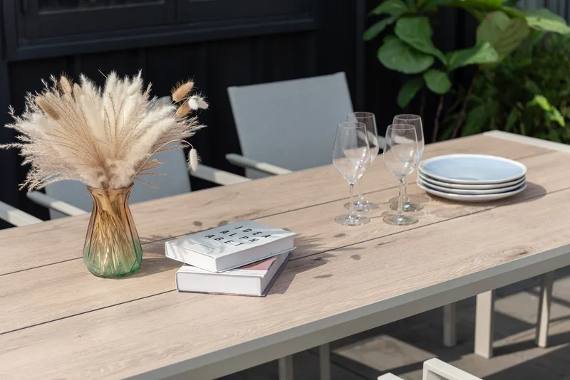 Urbanite Ulkoruokailuryhmä 205 cm 8 käsinojatuolia - Harmaa - Puutarhakalusteet - Ulkoryhmä - Ruokailuryhmät ulos