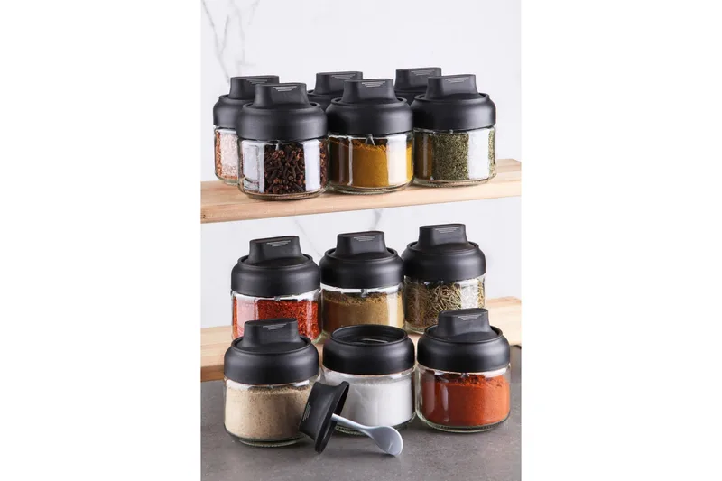 Kazuha Mausteteline, Musta