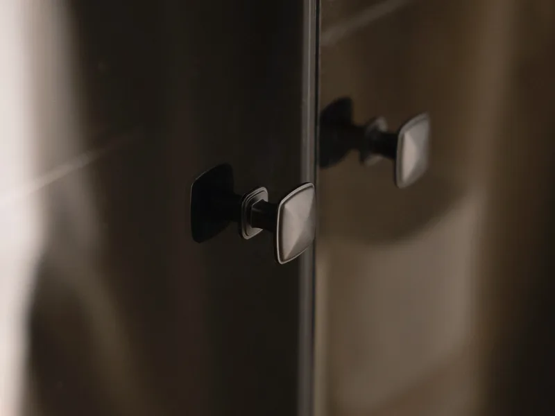 Lorvenn Vitriinikaappi 54x182 cm - Ruskea/Musta - Säilytys - Kaappi - Vitriini