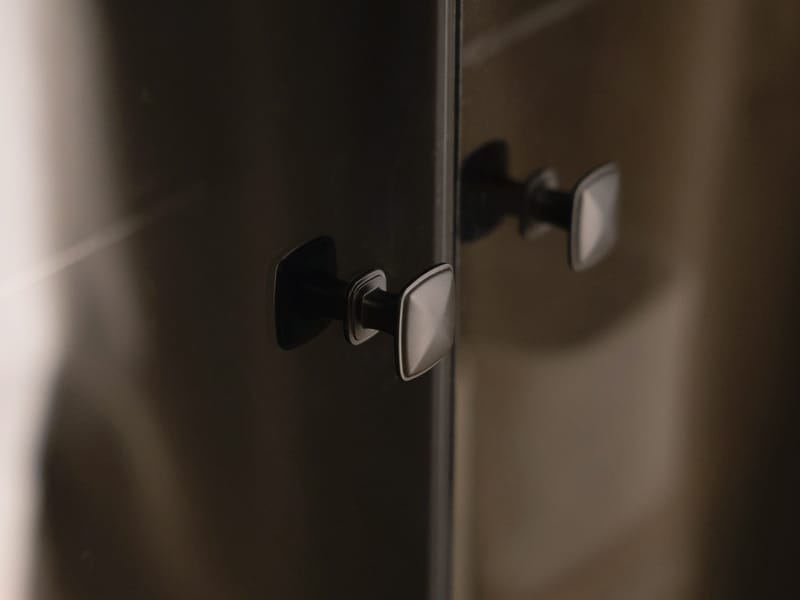 Lorvenn Vitriinikaappi 54x182 cm - Ruskea/Musta - Säilytys - Kaappi - Vitriini