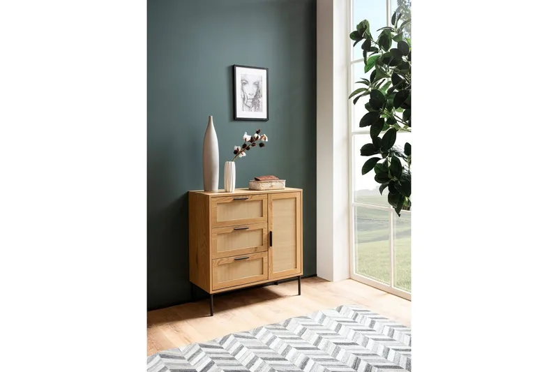 Senkki Wohnling Melamiinilla päällystetty MDF tammen ilme 3 vetolaatikkoa 1 ovi rottinkietuosalla moderni - Huonekalut - Pöytä & ruokailuryhmä - Apupöytä & sivupöytä - Tarjotinpöytä & pikkupöytä