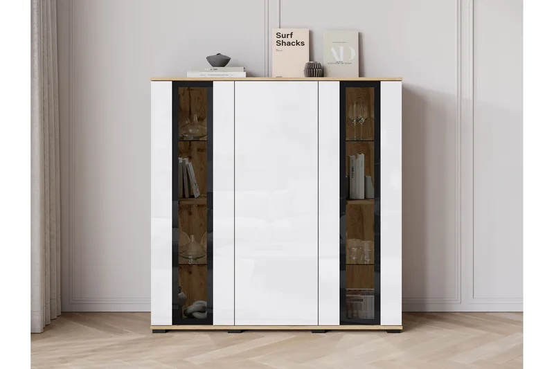 Vanha Highboard, Musta