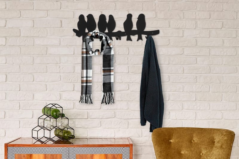 Vaatekoukut Ostrivne, Musta