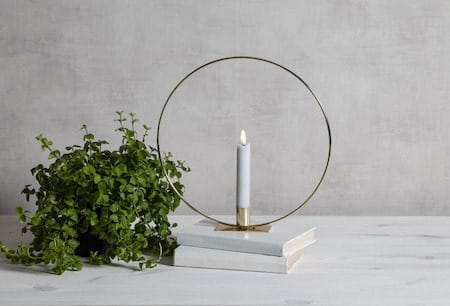 Flamme Ring -sisäkoriste 28,5 cm - messinki/valkoinen - Sisustustuotteet - Kynttilä & tuoksut - Kynttilänjalat & lyhdyt