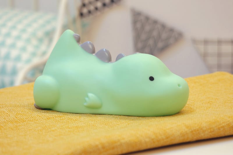 Lazy Friends Dino Lasten Yövalo Vihreä - Reer - Sisustustuotteet - Lastenhuoneen sisustus - Lastenhuoneen valaisin