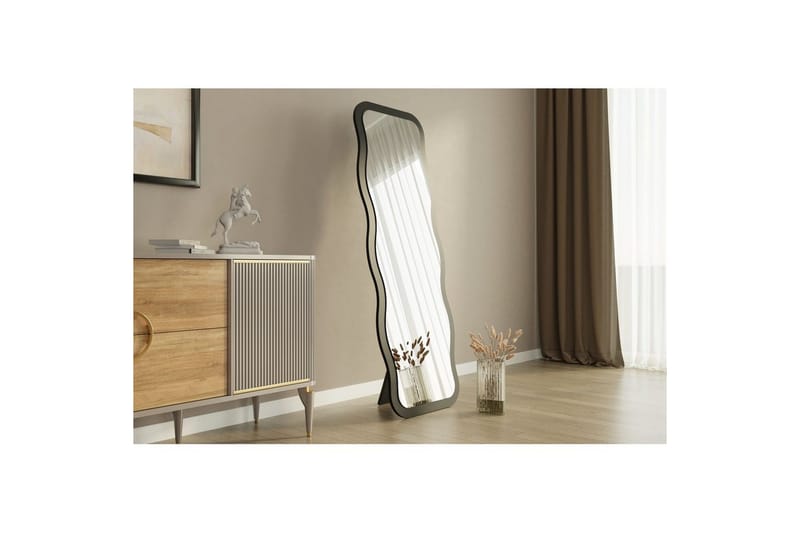 Peili Aror Musta, Musta