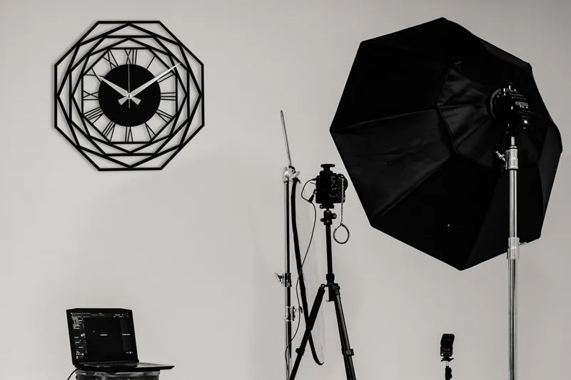 Seinäkello Kwadik, Musta