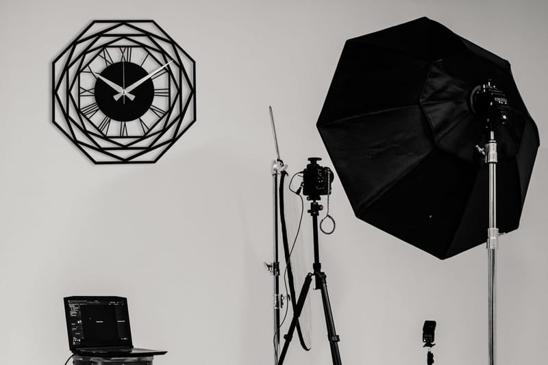 Seinäkello Kwadik, Musta