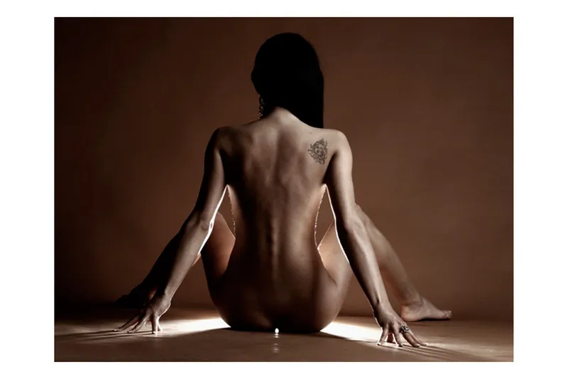 Valokuvatapetti Tatuoitu nainen 350x270 - Artgeist sp. z o. o. - Sisustustuotteet - Seinäkoristeet - Tapetit - Valokuvatapetit