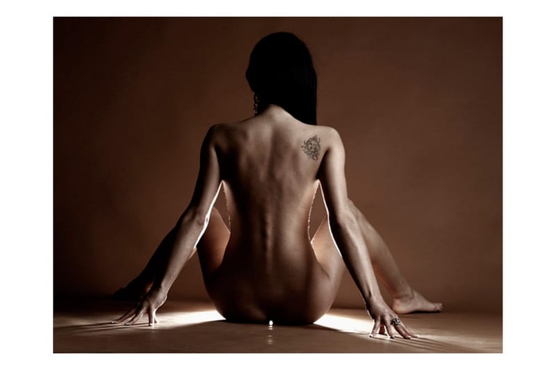 Valokuvatapetti Tatuoitu nainen 400x309 - Artgeist sp. z o. o. - Sisustustuotteet - Seinäkoristeet - Tapetit - Valokuvatapetit