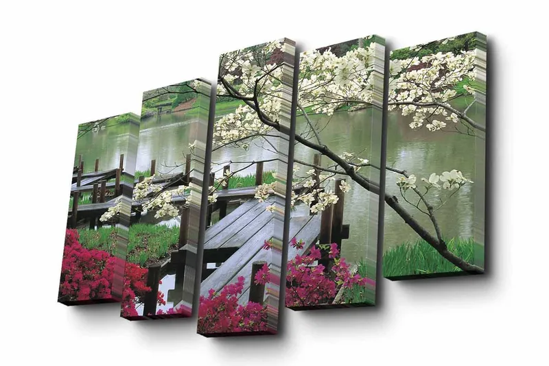 5-osainen canvas-taulu 82x50 cm - Kaunis maisemanäkymä kukilla ja puisella sillalla hiljaisen järven rannalla, Valkoinen / Vihreä / Vaaleanpunainen