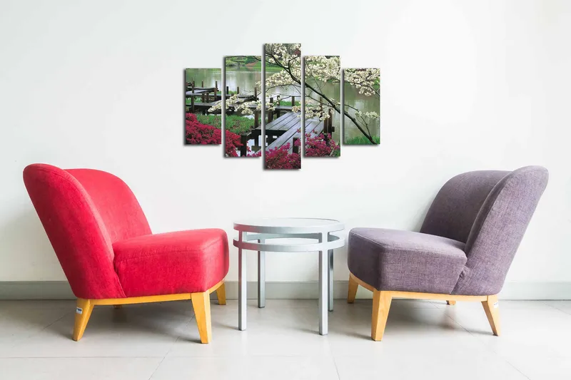 5-osainen canvas-taulu 82x50 cm - Kaunis maisemanäkymä kukilla ja puisella sillalla hiljaisen järven rannalla - Valkoinen / Vihreä / Vaaleanpunainen - Sisustustuotteet - Taulu & taide - Canvas-taulu