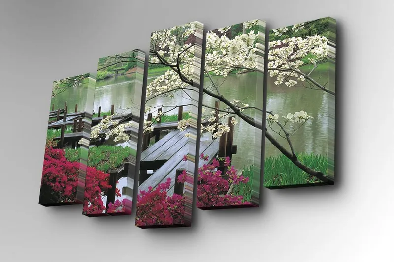 5-osainen canvas-taulu 82x50 cm - Kaunis maisemanäkymä kukilla ja puisella sillalla hiljaisen järven rannalla - Valkoinen / Vihreä / Vaaleanpunainen - Sisustustuotteet - Taulu & taide - Canvas-taulu