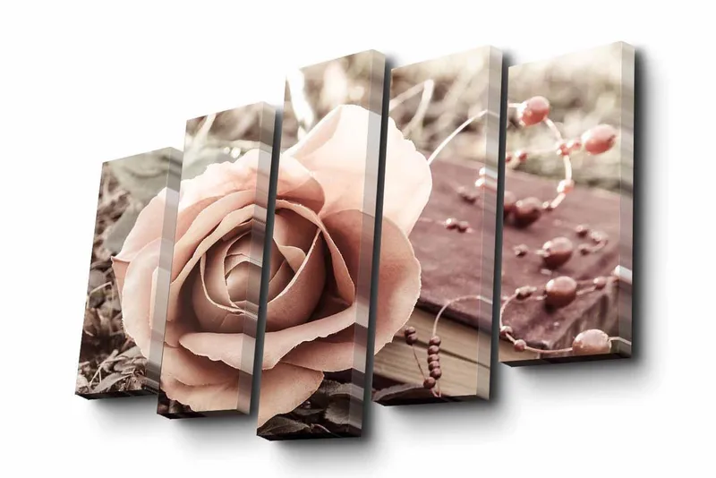 5-osainen canvas-taulu 82x50 cm - Kaunis ruusu pehmeissä sävyissä, taustalla kirja ja koristehelmiä, Vaaleanpunainen / Ruskea / Beige