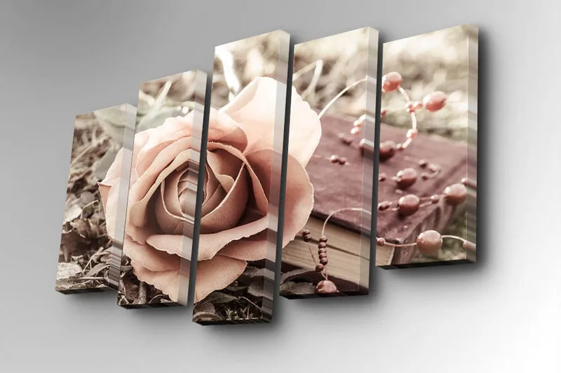 5-osainen canvas-taulu 82x50 cm - Kaunis ruusu pehmeissä sävyissä, taustalla kirja ja koristehelmiä - Vaaleanpunainen / Ruskea / Beige - Sisustustuotteet - Taulu & taide - Canvas-taulu