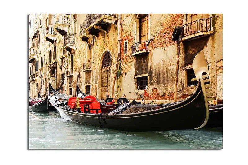 Canvas 70x100 cm - Romanttinen näkymä gondoleista, jotka liukuvat venetsialaista kanavaa pitkin, Musta / Punainen / Beige