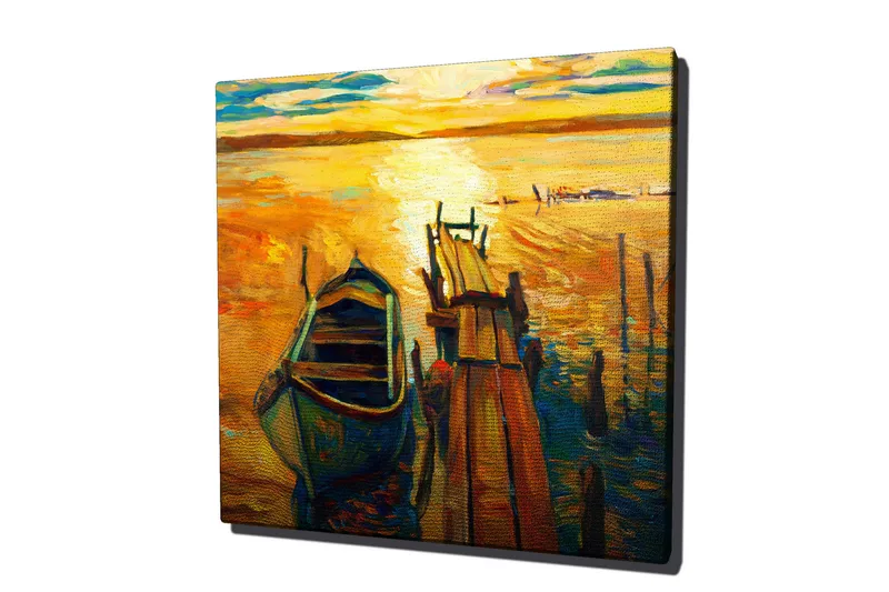 Canvas-taulu 45x45 cm - Auringonlasku tyynen järven yllä veneen ollessa laiturilla, Kulta / Sininen / Vihreä