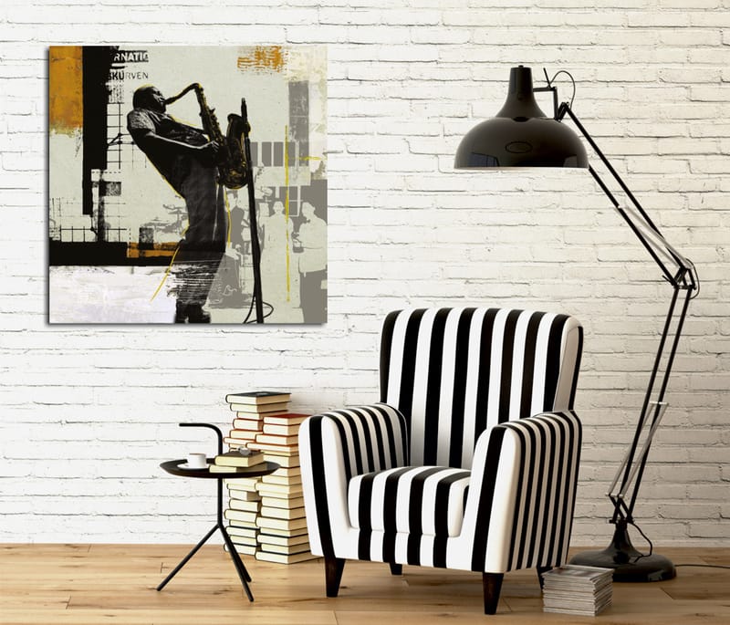 Canvas-taulu 45x45 cm - Jazzmuusikko soittaa saksofonia kaupunkiympäristössä, Musta / Keltainen / Harmaa