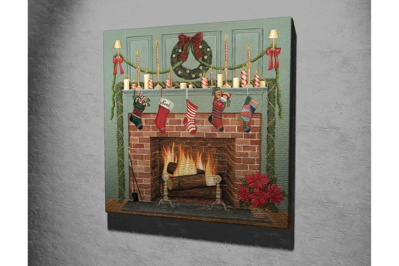 Canvas-taulu 45x45 cm - Joulukoristeita takan ääressä sukkien ja kynttilöiden kera - Punainen / Vihreä / Ruskea - Sisustustuotteet - Taulu & taide - Canvas-taulu