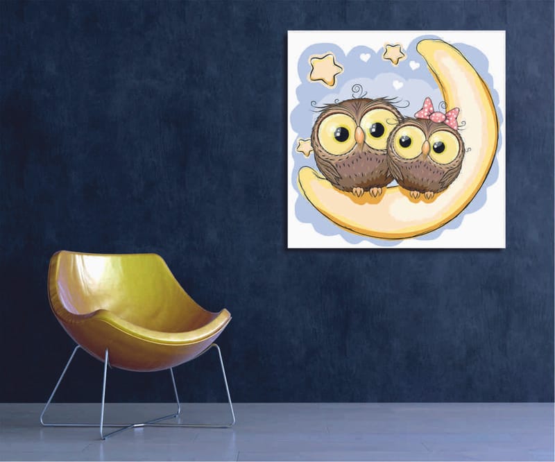 Canvas-taulu 45x45 cm - Kaksi söpöä pöllöä istumassa kuunsirpin päällä tähtien taustalla, Ruskea / Keltainen / Vaaleansininen