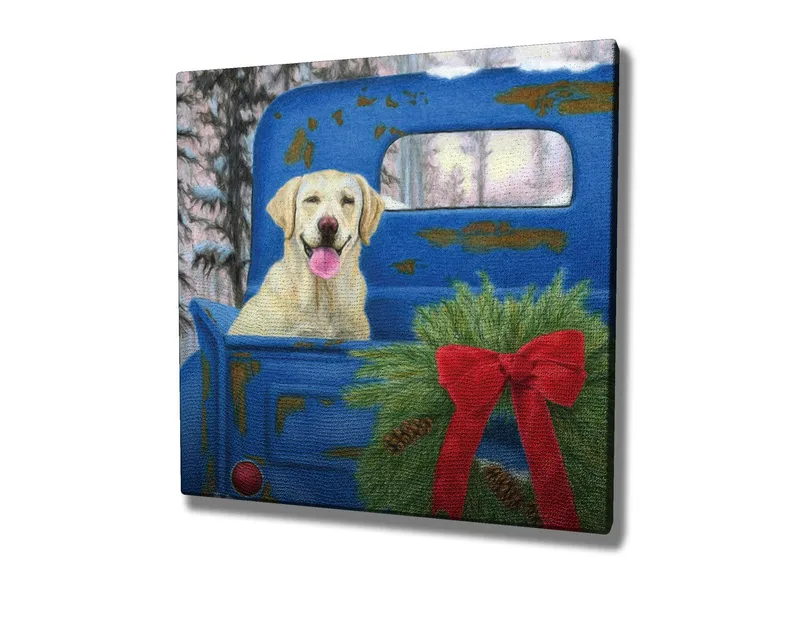 Canvas-taulu 45x45 cm - Koira vanhassa sinisessä autossa jouluseppeleen ja punaisen rusetin kanssa - Sininen / Vihreä / Punainen - Sisustustuotteet - Taulu & taide - Canvas-taulu