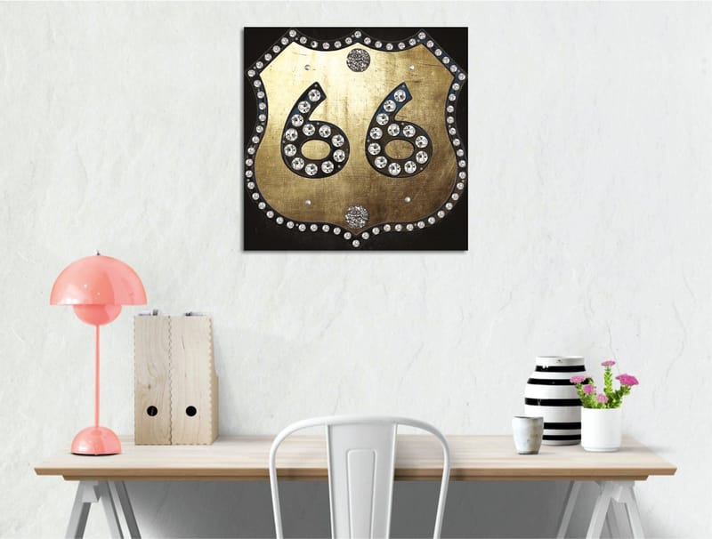 Canvas-taulu 45x45 cm - Kultainen kyltti numerolla 66, koristeltu kimaltelevilla kivillä, Kulta / Musta