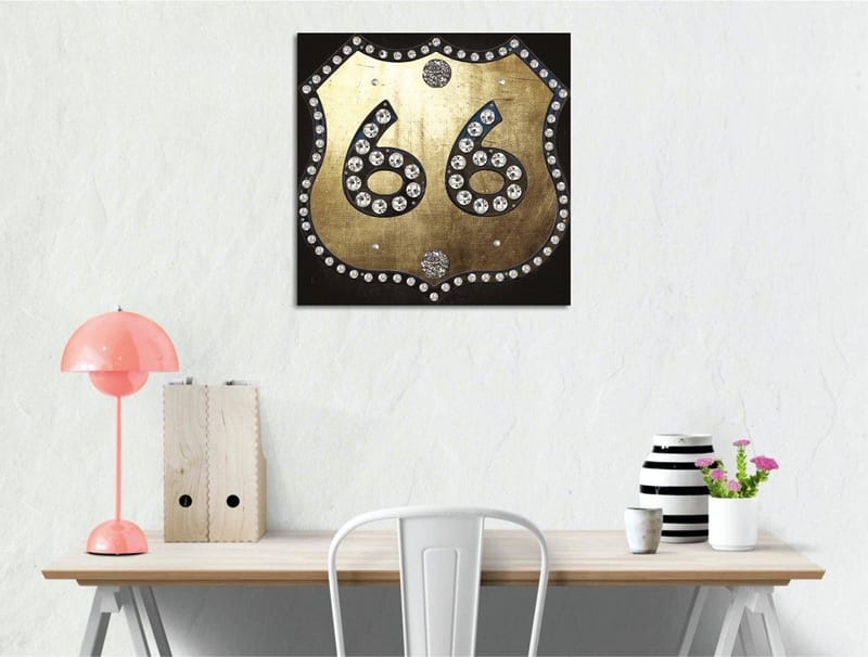 Canvas-taulu 45x45 cm - Kultainen kyltti numerolla 66, koristeltu kimaltelevilla kivillä, Kulta / Musta