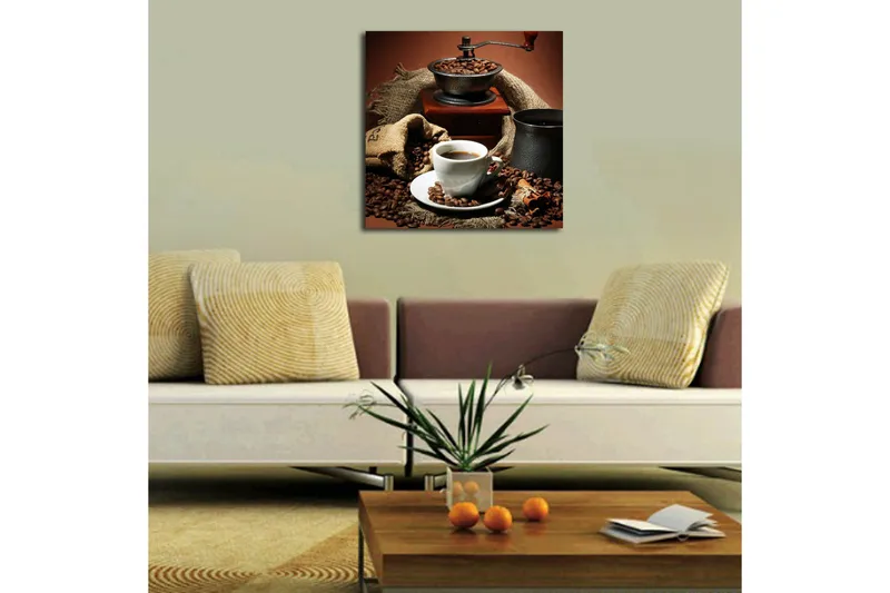 Canvas-taulu 45x45 cm - Kuppi vastakeitettyä kahvia kahvipapujen ja kahvimyllyn ympäröimänä - Tummanruskea / Musta / Beige - Sisustustuotteet - Taulu & taide - Canvas-taulu