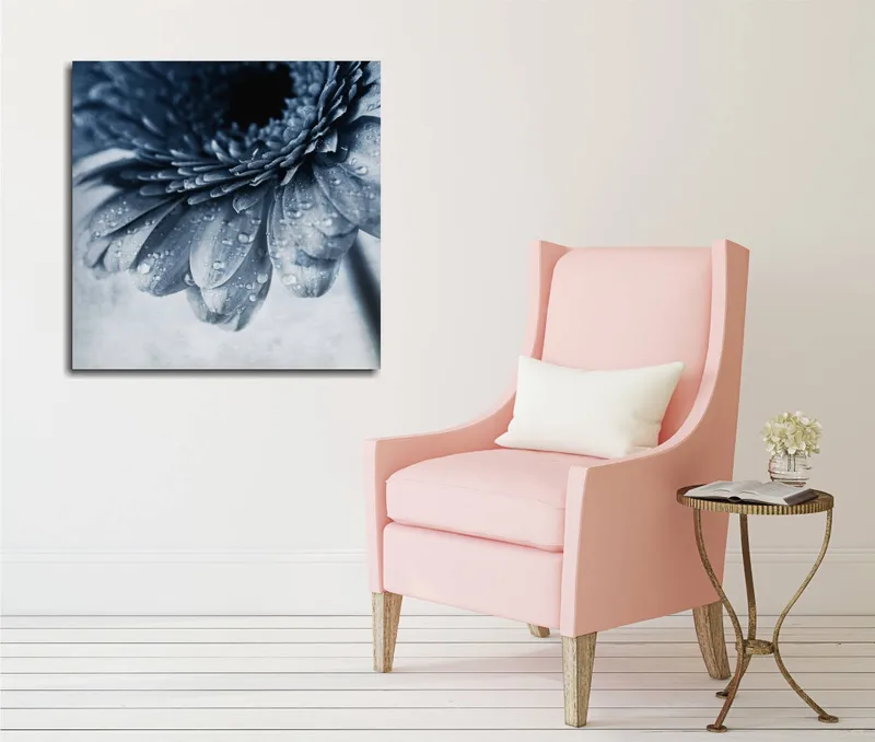 Canvas-taulu 45x45 cm - Lähikuva kukasta, jonka terälehdillä on vesipisaroita, Sininen / Harmaa