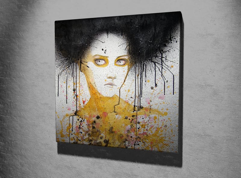 Canvas-taulu 45x45 cm - Muotokuva mustahiuksisesta naisesta keltaisella taustalla - Musta / Keltainen / Valkoinen - Sisustustuotteet - Taulu & taide - Canvas-taulu