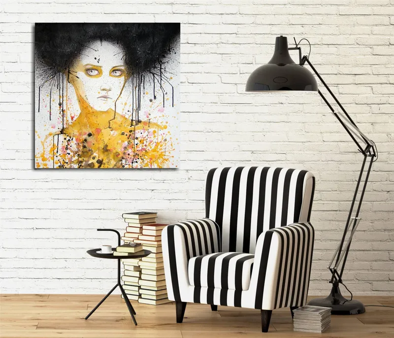 Canvas-taulu 45x45 cm - Muotokuva mustahiuksisesta naisesta keltaisella taustalla, Musta / Keltainen / Valkoinen