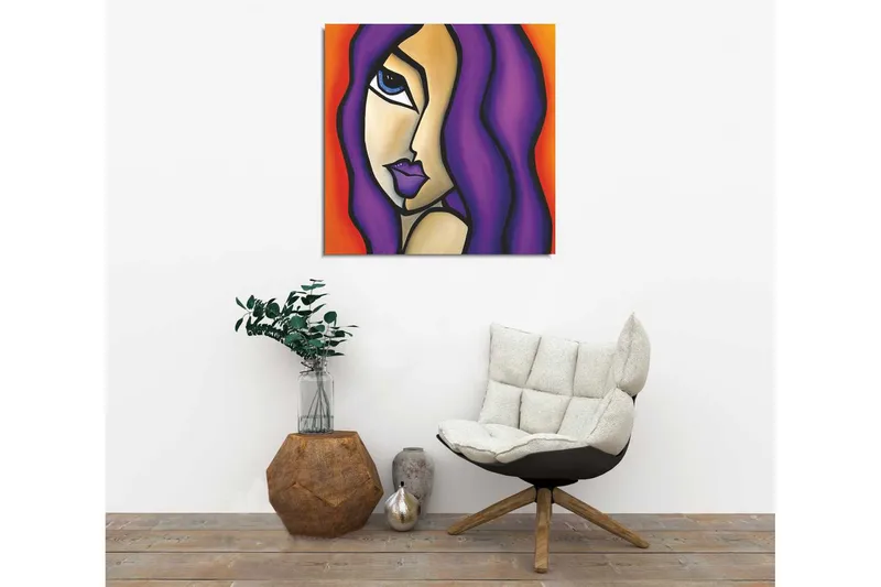Canvas-taulu 45x45 cm - Muotokuva naisesta, jolla on violetit hiukset ja ilmeikkäät kasvonpiirteet - Violetti / Oranssi / Beige - Sisustustuotteet - Taulu & taide - Canvas-taulu