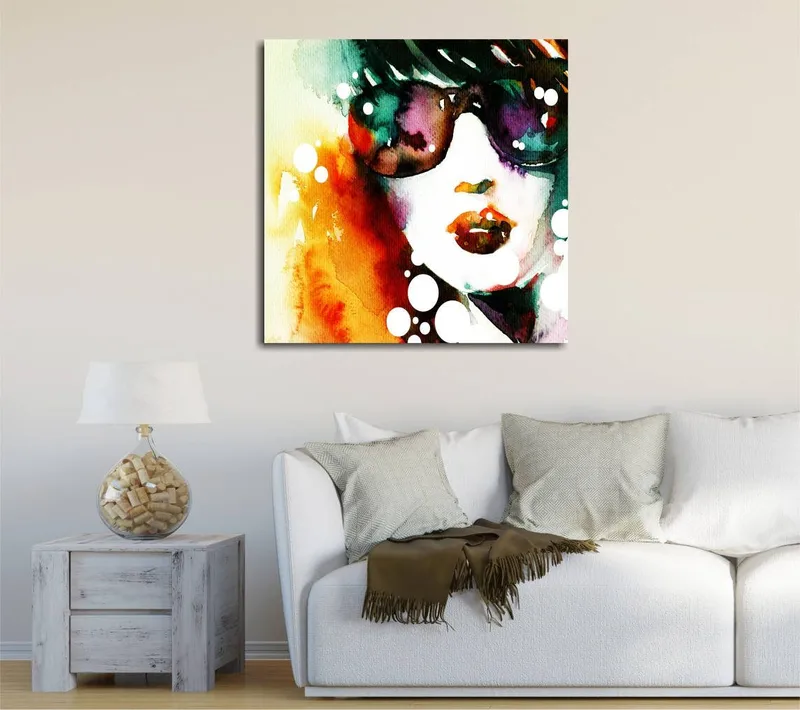 Canvas-taulu 45x45 cm - Muotokuva naisesta aurinkolaseissa ja värikkäässä taustalla - Vihreä / Oranssi / Violetti - Sisustustuotteet - Taulu & taide - Canvas-taulu