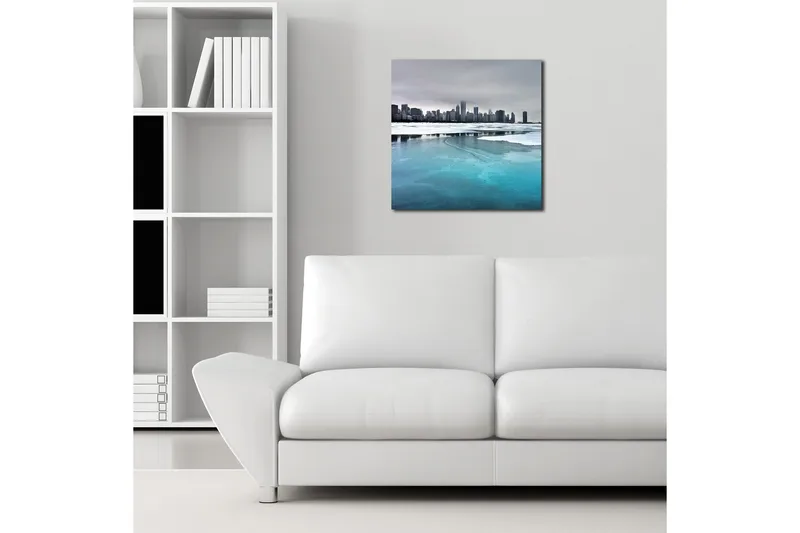 Canvas-taulu 45x45 cm - Rannikko jäätyneillä järvillä ja taustalla kaupunkisiluetti - Jäänsininen / Harmaa / Valkoinen - Sisustustuotteet - Taulu & taide - Canvas-taulu