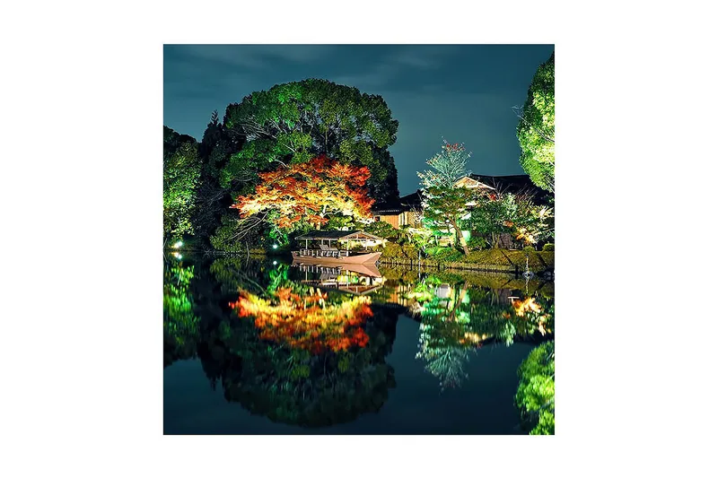 Canvas-taulu 45x45 cm - Rauhallinen öinen maisema heijastavalla vedellä ja värikkäillä puilla, Vihreä / Punainen / Sininen