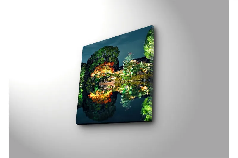 Canvas-taulu 45x45 cm - Rauhallinen öinen maisema heijastavalla vedellä ja värikkäillä puilla - Vihreä / Punainen / Sininen - Sisustustuotteet - Taulu & taide - Canvas-taulu