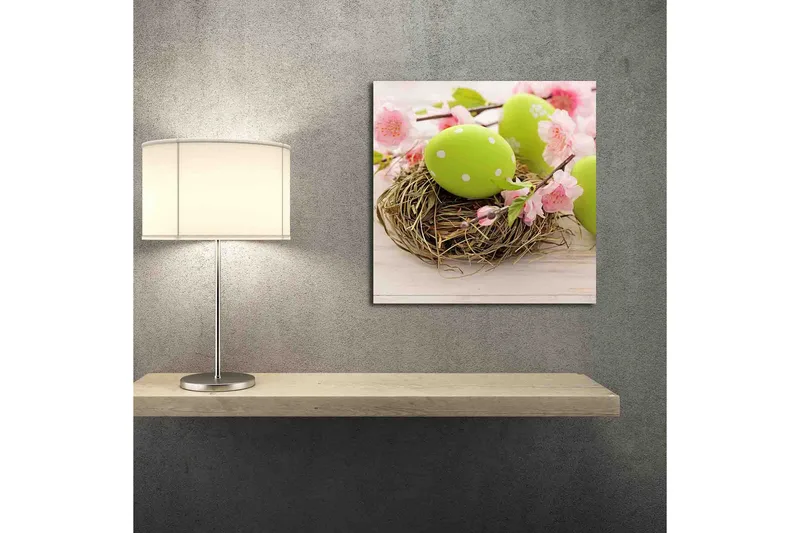 Canvas-taulu 45x45 cm - Reheviä pääsiäismunia pesässä kukkien ympäröimänä - Vihreä / Vaaleanpunainen / Ruskea - Sisustustuotteet - Taulu & taide - Canvas-taulu
